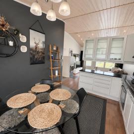 Helmi Villa, ilmainen pysäköinti autokatoksessa, Wi-Fi, sauna, oma etu- ja takapiha, esteetön pääsy, huippu sijainti Vuokatissa, vuodepaikat 4-6 henkilölle