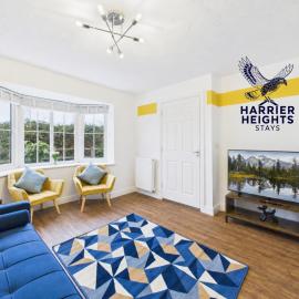 Lowry House by Harrier Heights Stays - Corby - Sleeps 7 - 3 Baths - Parking