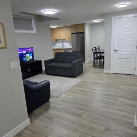 Modern 2BR Suite King Bed Private Entrance Brand New, ξενοδοχείο σε Calgary