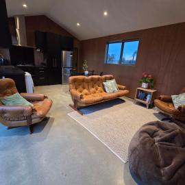 Winder-Lea Whare in Native Bush, hotel i Moana