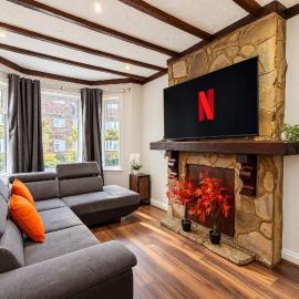 Spacious 4BR Home Sleeps 8 Free Parking