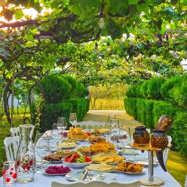 Otos-marani and guesthouse, hotel em Zovretʼi