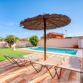 Family Villa in Benifayó with Year-Round Private Pool