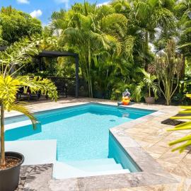 Villa élégante avec jardin au Lamentin et piscine privée.