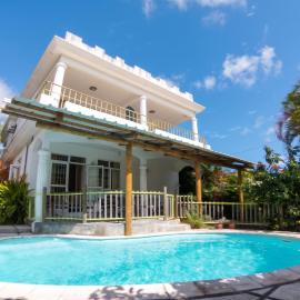 Spacious Apartment in Pamplemousses with Private Pool, viešbutis mieste Pamplemousses Village