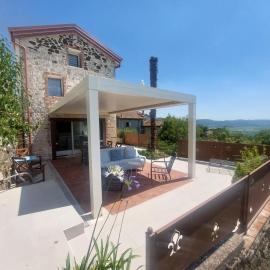 Fairytale house with amazing view, מלון בBrendola