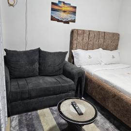PhstudioKe- modern studio with rooftop views, fast Wi-Fi &free parking near CBD, hotel in Nakuru