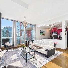 Modern Beltline Escape Sky-High Views DT Views, hotel en Calgary