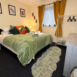2 bed long and short stay secure gated parking sleeps 4