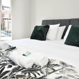 Heathfield 4-bedroom House by YourStays