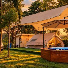 Riverside Glamping Resort Kanchanaburi – hotel w mieście Kanchanaburi