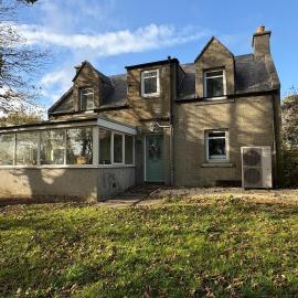 Cosy 3-Bed Farmhouse with hot tub، فندق في Halkirk