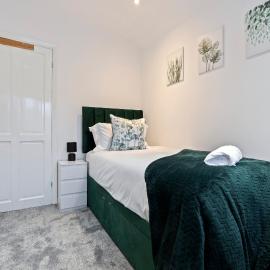 Monthly 10 percent Birmingham Contractor 3 Bed House Free Parking WiFi M6