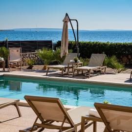 Beachfront Apartments Tolo with Pool, hotel i Novalja