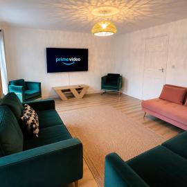 Group Home - Contractors or Council Guests - Sleeps 12 - Near Westgate Station & M62 - Driveway, Garden, Full Kitchen & 3 bathrooms