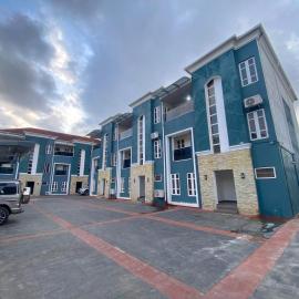 Purple Lavender Court, מלון בIkoyi