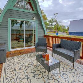 Cozy Cabin w/ Deck & Boat Launch Access in Lampe!, hotel sa Lampe