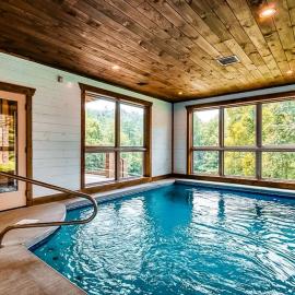 LUX Indoor POOL Cabin GameRoom Theatre & Hot Tub! - Milas Mountain Oasis, hotell i Sevierville