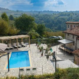 Casa in Bocca al Lupo Ruime design-appartementen met zwembad en Alpenzicht in de Langhe
