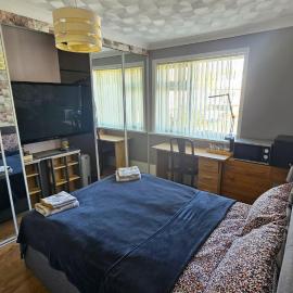 Quiet Double Room Near Town Centre with Free Parking