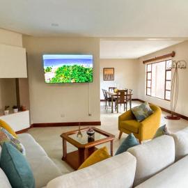 Casa familiar con 4 habitaciones y 4 baños، فندق في كوينكا