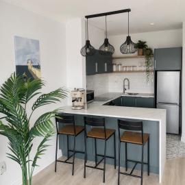 Modern and Spacious Apt5 Sleeps 6 Free Parking