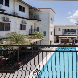 Winny's Poolside Retreat