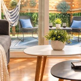 Jennifer's Stylish Apt Private Deck Backyard Oasis