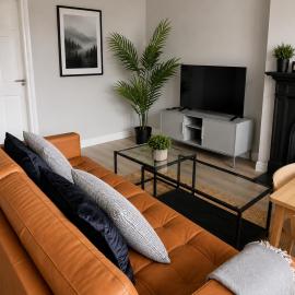 Modern and Spacious Apt6 - sleeps 6 - free parking