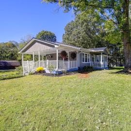 Dobson Home w/ Porch Near Yadkin Valley Wineries, viešbutis mieste Dobson