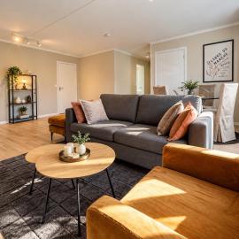 Sentralt i Raufoss-3 soverom, opptil 5 gjester, parkering og stor hage, hotel u gradu Raufoss