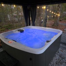 Viesnīca Modern Woods Pocono Cabin with Hot Tub, Games & Firepit pilsētā Thornhurst