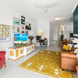 The Flirty Flamingo - Two bedroom seaside Condo, hotell i Trinity Beach