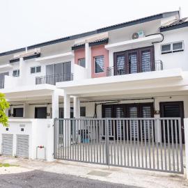 Modern 6-Bedroom House BBQ Pool at Senawang by HCK, viešbutis mieste Senavangas