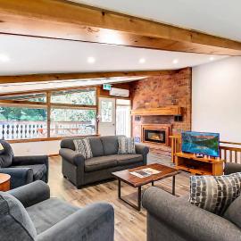 4 bdrm Blue Mountain Chalet Near Ski Hills, Walk to the Village, Petfriendly, Sleeps 10