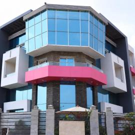 U Residence By Travelholic, hotel din Obour