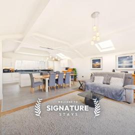 Steepholm House by Signature Stays - Scenic Views - Parking - Sleeps 8