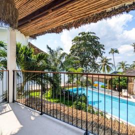 Coastal Haven in Ban Tai 2BD Villa, hotel sa Thongsala