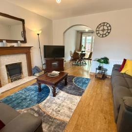 Spacious 4 Bed House with parking in Wolverhampton, hotell i Fallings Park