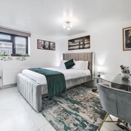 The Opal Lux, hotell i Stanwell