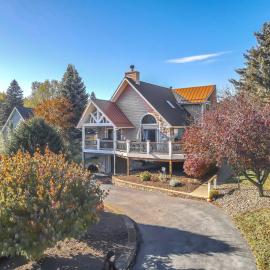Walk to Slopes at Wisp Lake Access Dock Hot Tub, hotel v destinaci McHenry