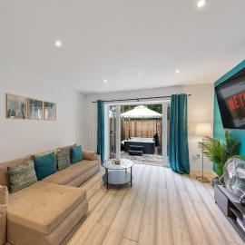Luxury 4BR Home with Hot Tub, Sleeps 8, Free Parking, Garden, TV in Every Room, Ultrafast WiFi