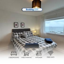 2BR House By Gotels Serviced Accommodation Short Term Rental Macduff With Parking, hotel in Macduff
