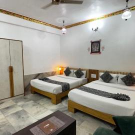 Hotel suncity by shreejivaas just 10 mitr from shreenathji temple 1 min away