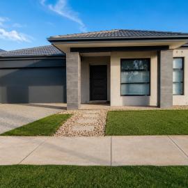 Spacious 4 Bedroom Family Retreat near Cobblebank Station