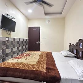 Hotel Sudarshan by Shreejivaas just 10 mtr 1 min walking only to shreenath ji mandir