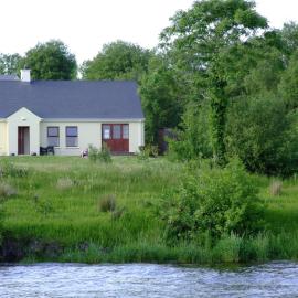 Kesh Lakeside Cottage, hotel in Kesh