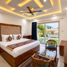 Pine Garden Heera Lodge Kasauli Near Mall Road Operated By Evening Sky, hotel em Kasauli
