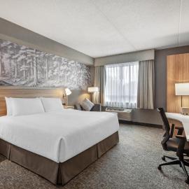 Best Western Plus Burlington Inn & Suites,位于伯灵顿的酒店