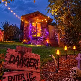 CABIN in hosts huge garden CHILD FRIENDLY with Hens, Cats firepit Marshmallows Playpark, hotel sa Charing